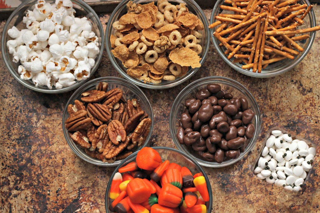 This is what you need for the Halloween Snack Mix #CreativeHop #Recipe idea
