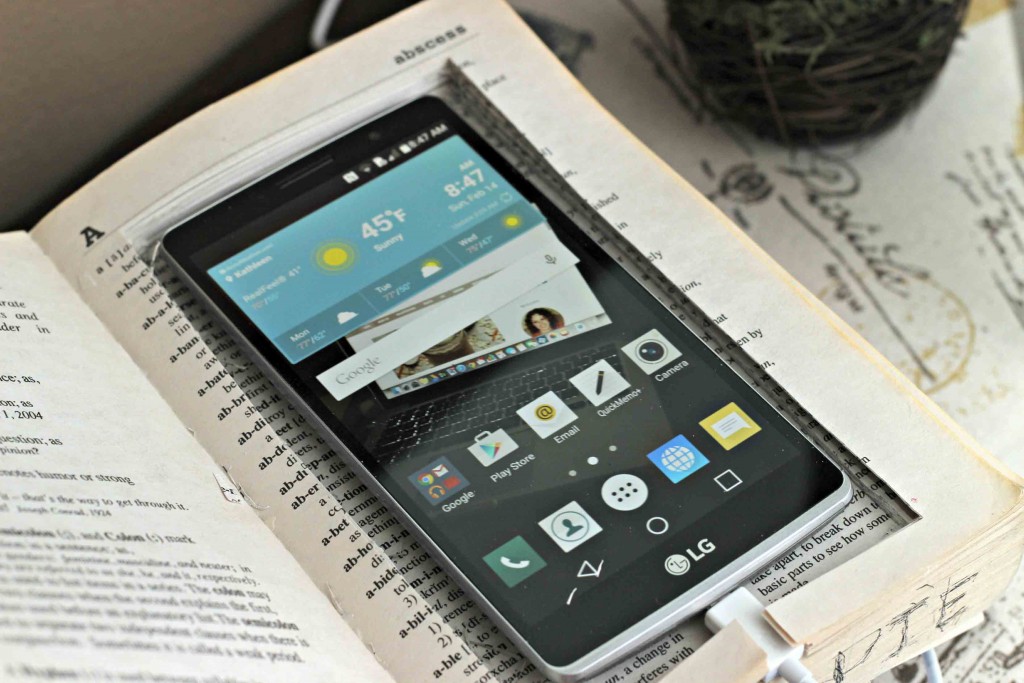 DIY charging station for your phone to hide the cords #DataAndAMovie